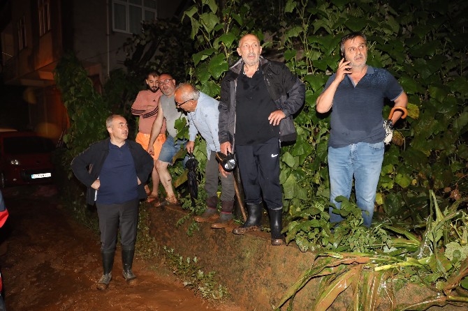 Rize'de şiddetli yağış nedeniyle kayıp ihbarı yapılan 3 kişi aranıy 15