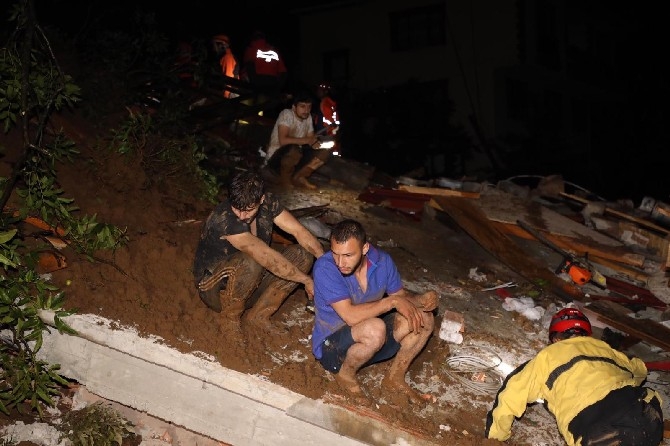 Rize'de şiddetli yağış nedeniyle kayıp ihbarı yapılan 3 kişi aranıy 17