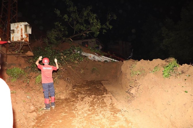 Rize'de şiddetli yağış nedeniyle kayıp ihbarı yapılan 3 kişi aranıy 3
