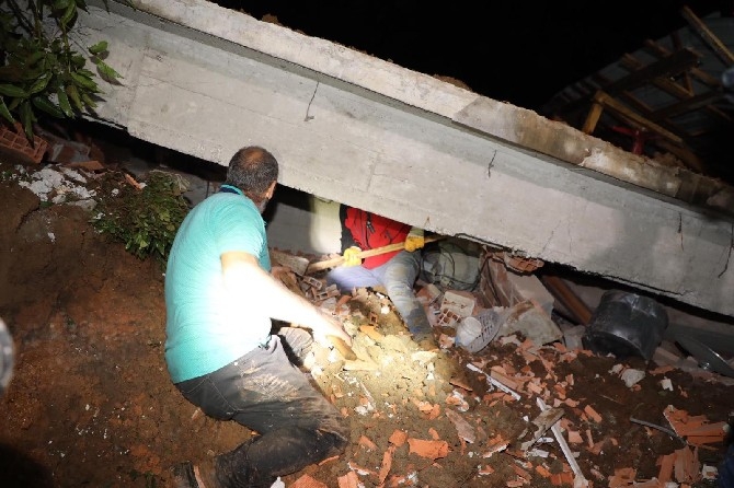 Rize'de şiddetli yağış nedeniyle kayıp ihbarı yapılan 3 kişi aranıy 5
