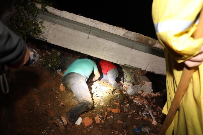 Rize'de şiddetli yağış nedeniyle kayıp ihbarı yapılan 3 kişi aranıy 6