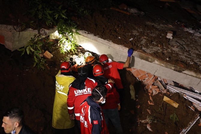 Rize'de şiddetli yağış nedeniyle kayıp ihbarı yapılan 3 kişi aranıy 8