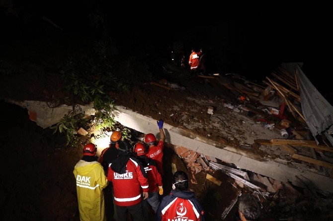 Rize'de şiddetli yağış nedeniyle kayıp ihbarı yapılan 3 kişi aranıy 9