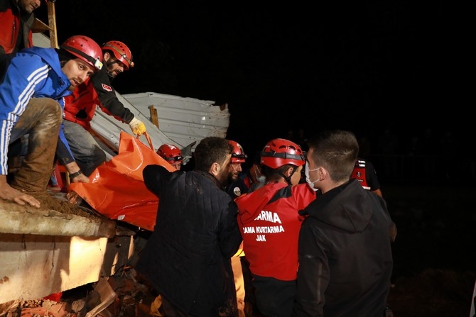 Rize'de 1 kişinin cansız bedeni enkaz altından çıkarıldı 11