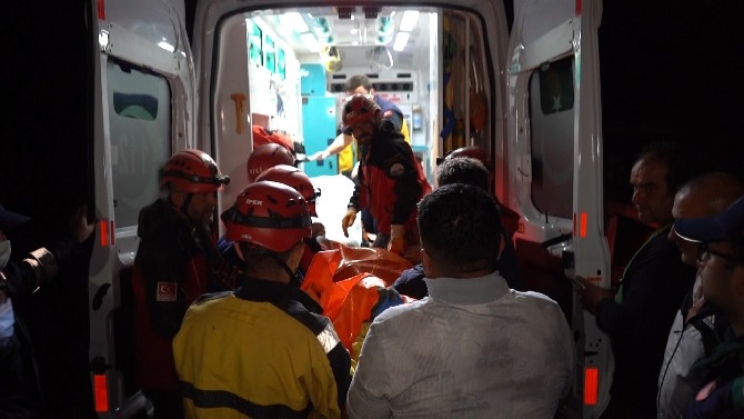 Rize'de 1 kişinin cansız bedeni enkaz altından çıkarıldı 4