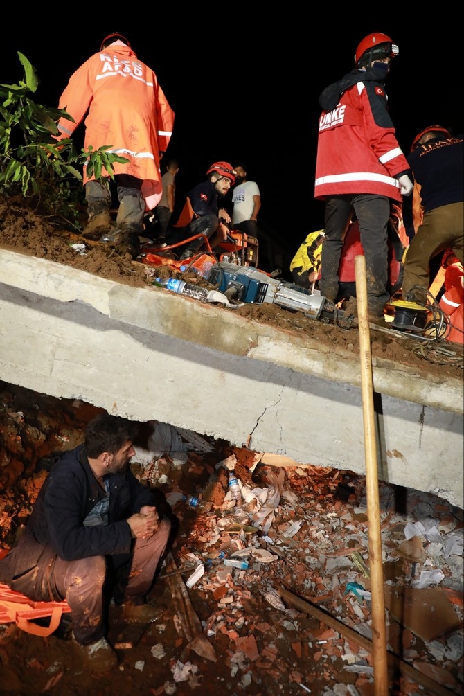 Rize'de 1 kişinin cansız bedeni enkaz altından çıkarıldı 8