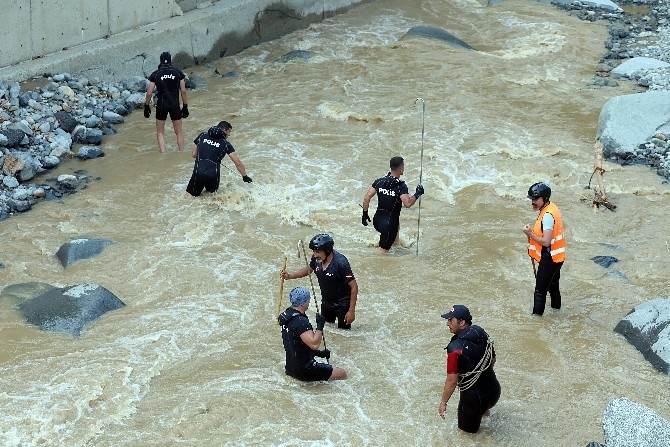 Rize'deki sel ve heyelanda kaybolan 2 kişiyi arama çalışmaları sürd 11