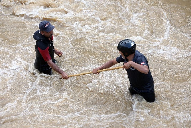 Rize'deki sel ve heyelanda kaybolan 2 kişiyi arama çalışmaları sürd 12