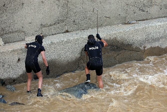Rize'deki sel ve heyelanda kaybolan 2 kişiyi arama çalışmaları sürd 13