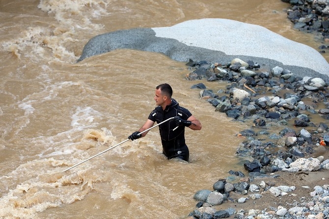 Rize'deki sel ve heyelanda kaybolan 2 kişiyi arama çalışmaları sürd 5