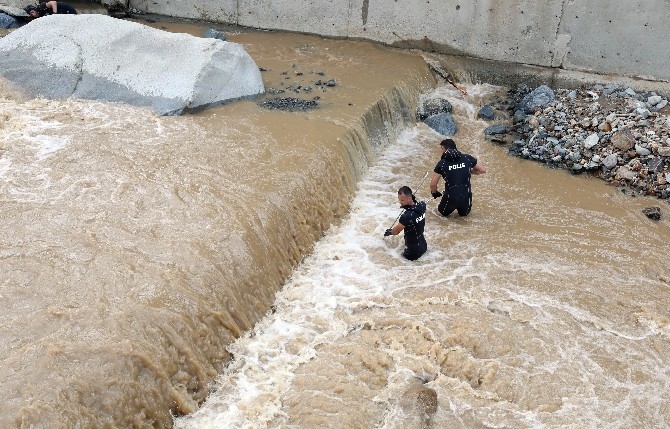 Rize'deki sel ve heyelanda kaybolan 2 kişiyi arama çalışmaları sürd 7