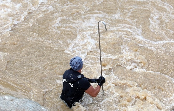 Rize'deki sel ve heyelanda kaybolan 2 kişiyi arama çalışmaları sürd 9