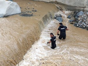 Rize'deki sel ve heyelanda kaybolan 2 kişiyi arama çalışmaları sürd