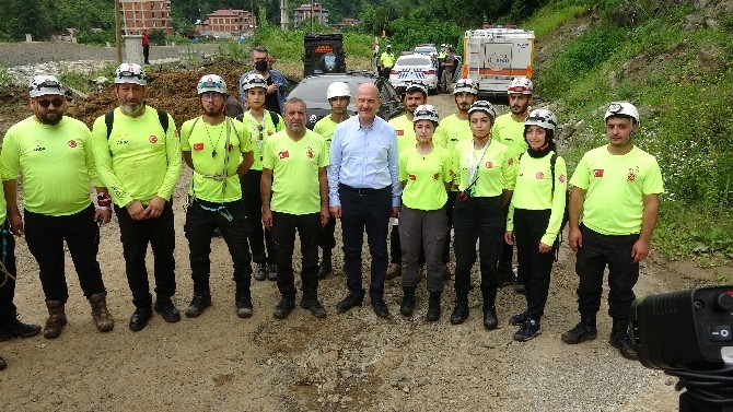 Bakan Soylu ve Karaismailoğlu, Rize'de sel ve heyelan bölgelerinde  16