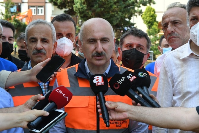 Bakan Karaismailoğlu Güneysu'da afet bölgesinde incelemede 13