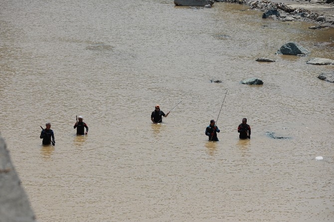 Rize'deki sel ve heyelanda kaybolan kişiyi arama çalışmaları sürüyo 6