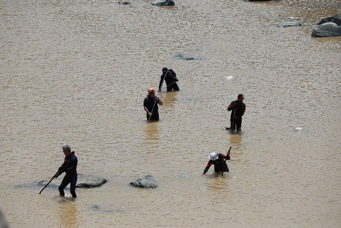 Rize'deki sel ve heyelanda kaybolan kişiyi arama çalışmaları sürüyo 8