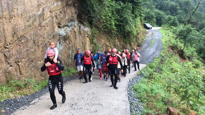 Mahsur kalan 18 kişi Rize AKUT ekiplerince kurtarıldı 1