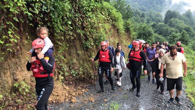 Mahsur kalan 18 kişi Rize AKUT ekiplerince kurtarıldı 2