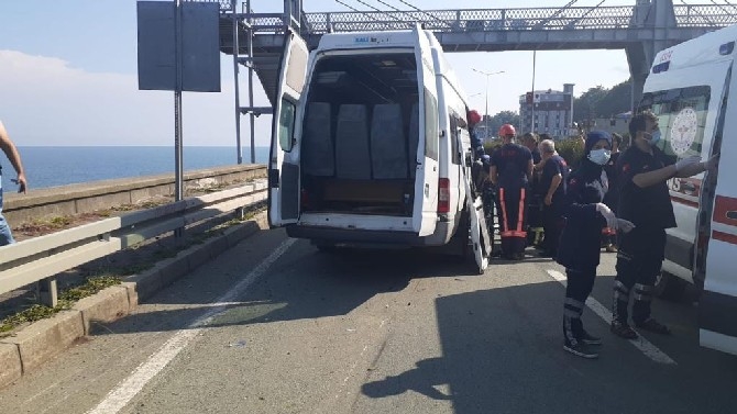 Rize'de otomobil ile minibüs çarpıştı: 10 yaralı 2