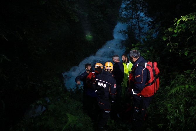 Rize'de çay bahçesinde mahsur kalan 6 vatandaş AFAD ekipleri tarafı 1
