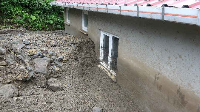 Rize’de şiddetli yağışlar etkili oldu, bazı evler önlem için tahliye edi 3