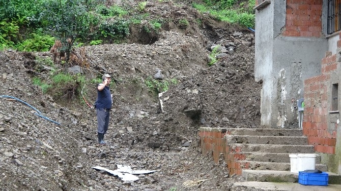 Rize’de şiddetli yağışlar etkili oldu, bazı evler önlem için tahliye edi 6
