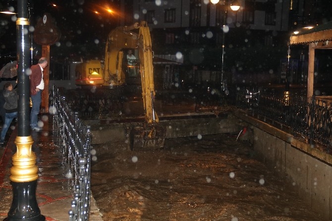Rize’de şiddetli yağış nedeniyle şehir merkezini su bastı 1