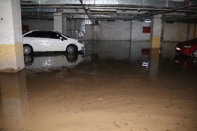 Rize’de şiddetli yağış nedeniyle şehir merkezini su bastı 10