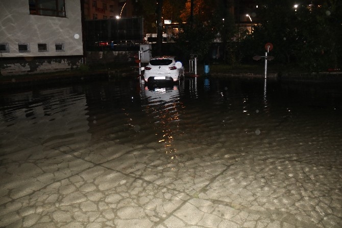 Rize’de şiddetli yağış nedeniyle şehir merkezini su bastı 2