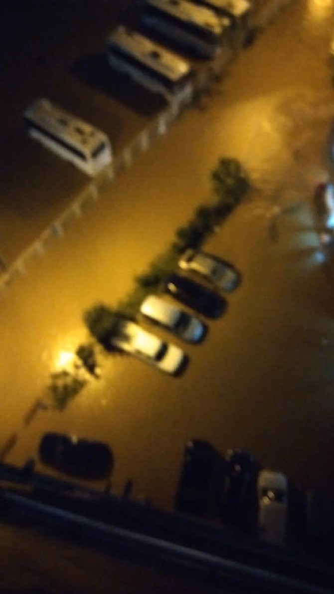 Rize’de şiddetli yağış nedeniyle şehir merkezini su bastı 5