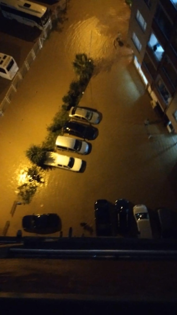 Rize’de şiddetli yağış nedeniyle şehir merkezini su bastı 6