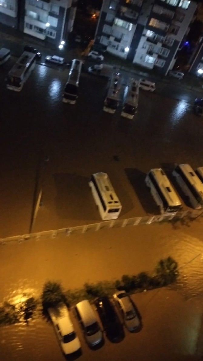 Rize’de şiddetli yağış nedeniyle şehir merkezini su bastı 7