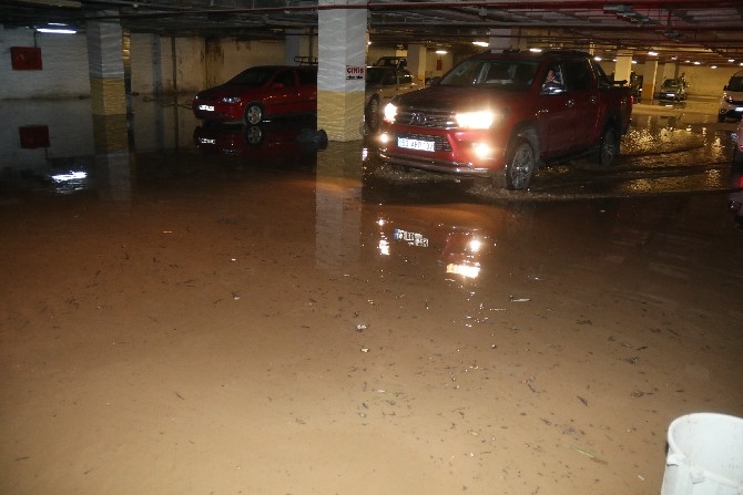 Rize’de şiddetli yağış nedeniyle şehir merkezini su bastı 9