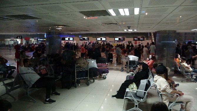 Trabzon Havalimanı pisti uçuşlara kapatıldı, yoğunluk oluştu 10