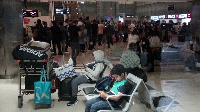 Trabzon Havalimanı pisti uçuşlara kapatıldı, yoğunluk oluştu 11