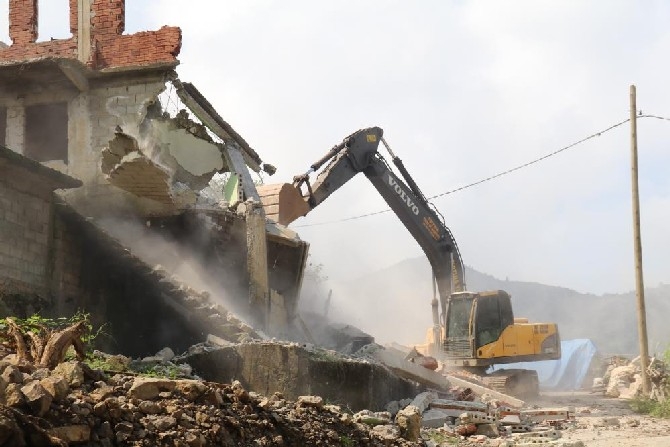 Rize'de acil yıkım kararı alınan 17 binanın yıkımına başlandı 1