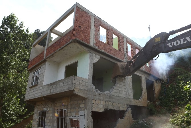 Rize'de acil yıkım kararı alınan 17 binanın yıkımına başlandı 10