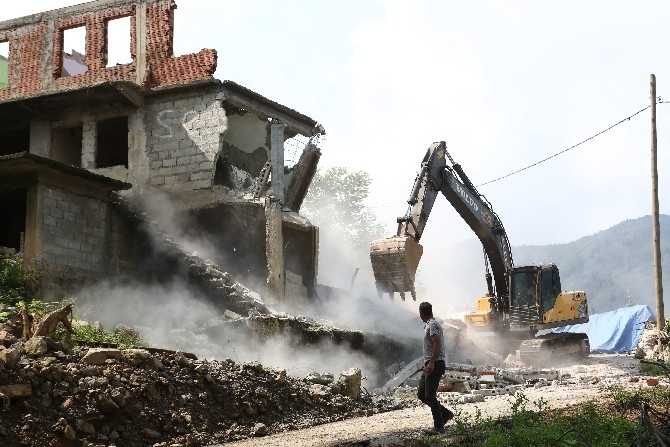 Rize'de acil yıkım kararı alınan 17 binanın yıkımına başlandı 11