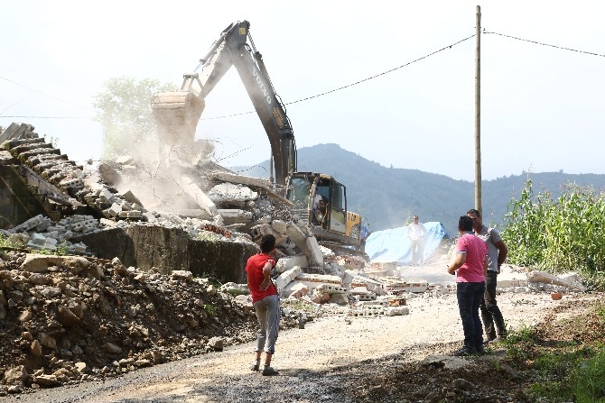 Rize'de acil yıkım kararı alınan 17 binanın yıkımına başlandı 12