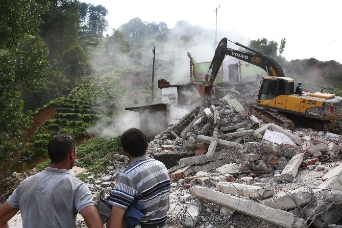 Rize'de acil yıkım kararı alınan 17 binanın yıkımına başlandı 14