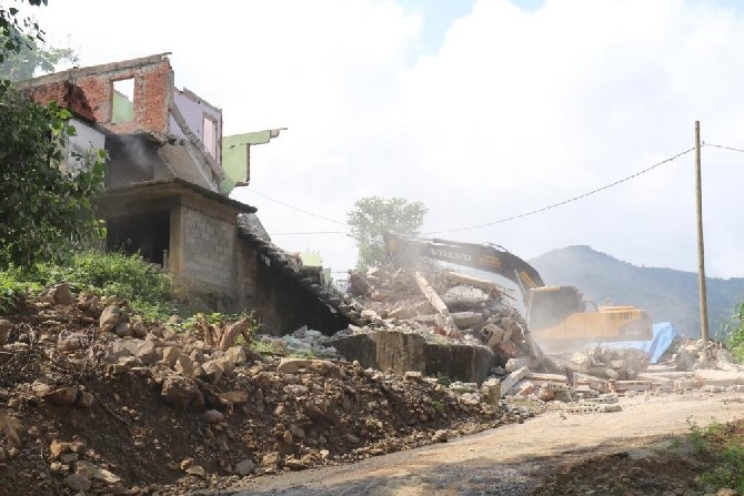 Rize'de acil yıkım kararı alınan 17 binanın yıkımına başlandı 2