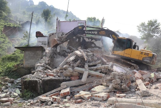 Rize'de acil yıkım kararı alınan 17 binanın yıkımına başlandı 3