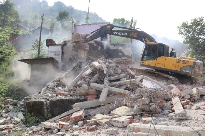 Rize'de acil yıkım kararı alınan 17 binanın yıkımına başlandı 4