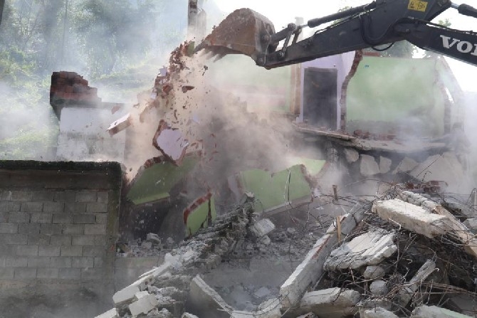 Rize'de acil yıkım kararı alınan 17 binanın yıkımına başlandı 5