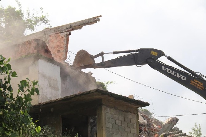 Rize'de acil yıkım kararı alınan 17 binanın yıkımına başlandı 6