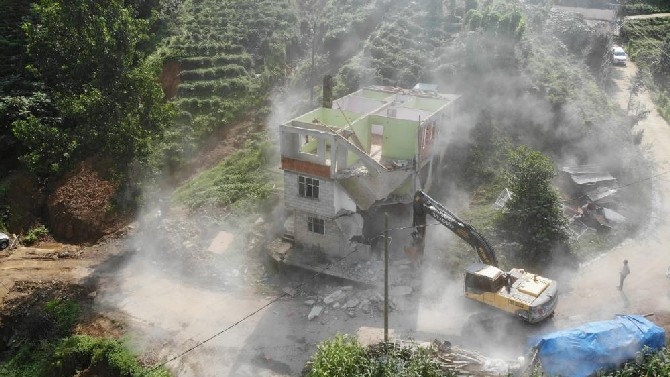 Rize'de acil yıkım kararı alınan 17 binanın yıkımına başlandı 7