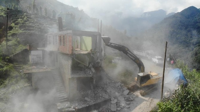 Rize'de acil yıkım kararı alınan 17 binanın yıkımına başlandı 9