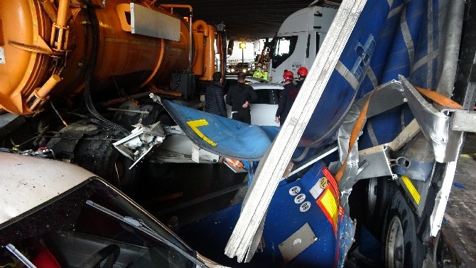 Trabzon’da 7 araçlı zincirleme trafik kazası: 3 yaralı 14