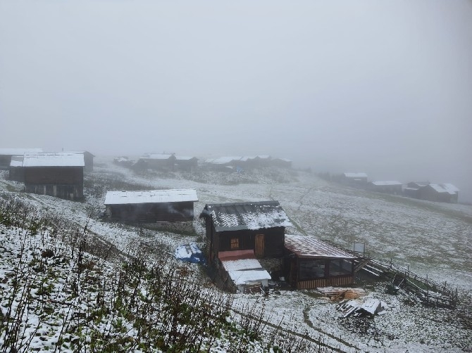 Rize'nin yüksek kesimlerinde kar yağışı etkili oldu 13